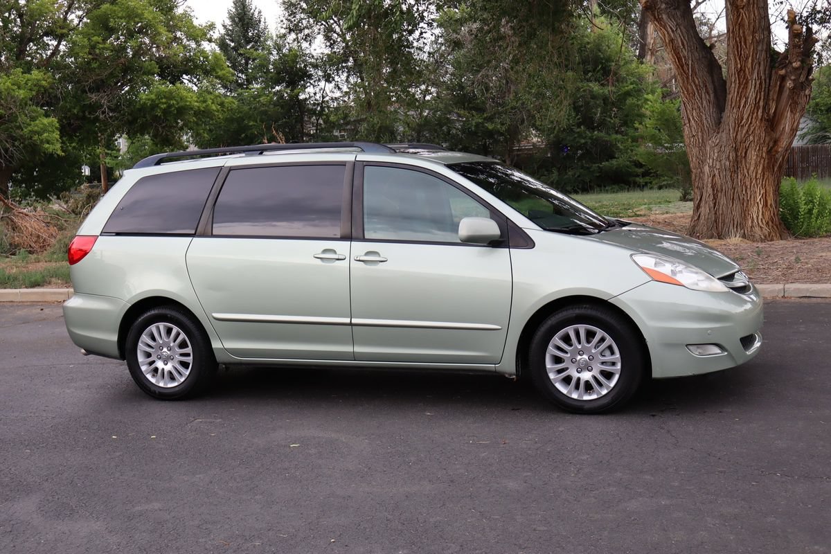 Used 2009 Toyota Sienna XLE FWD image 2
