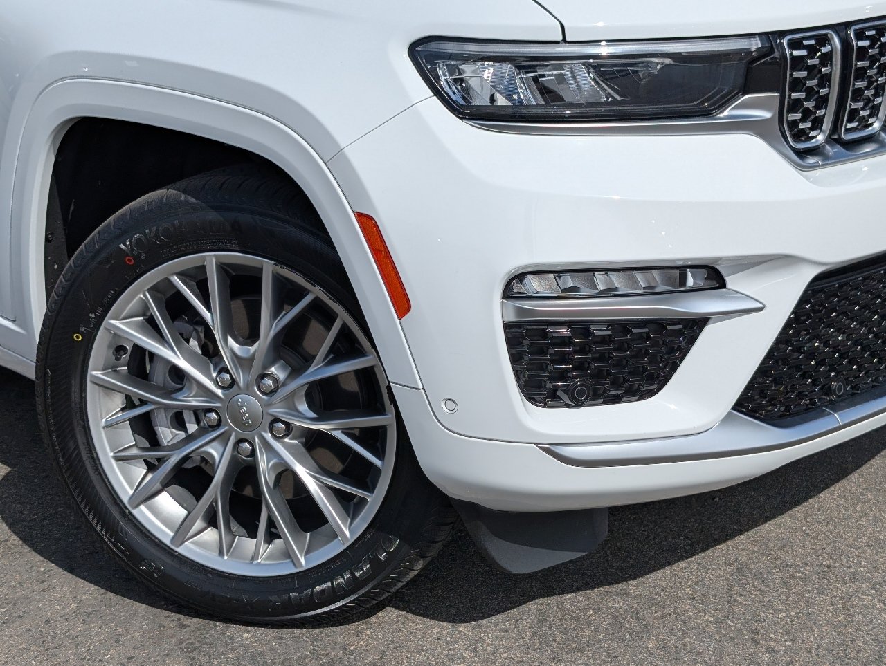 Used 2023 Jeep Grand Cherokee Summit w/ Advanced Protech Group IV AWD/4WD image 10