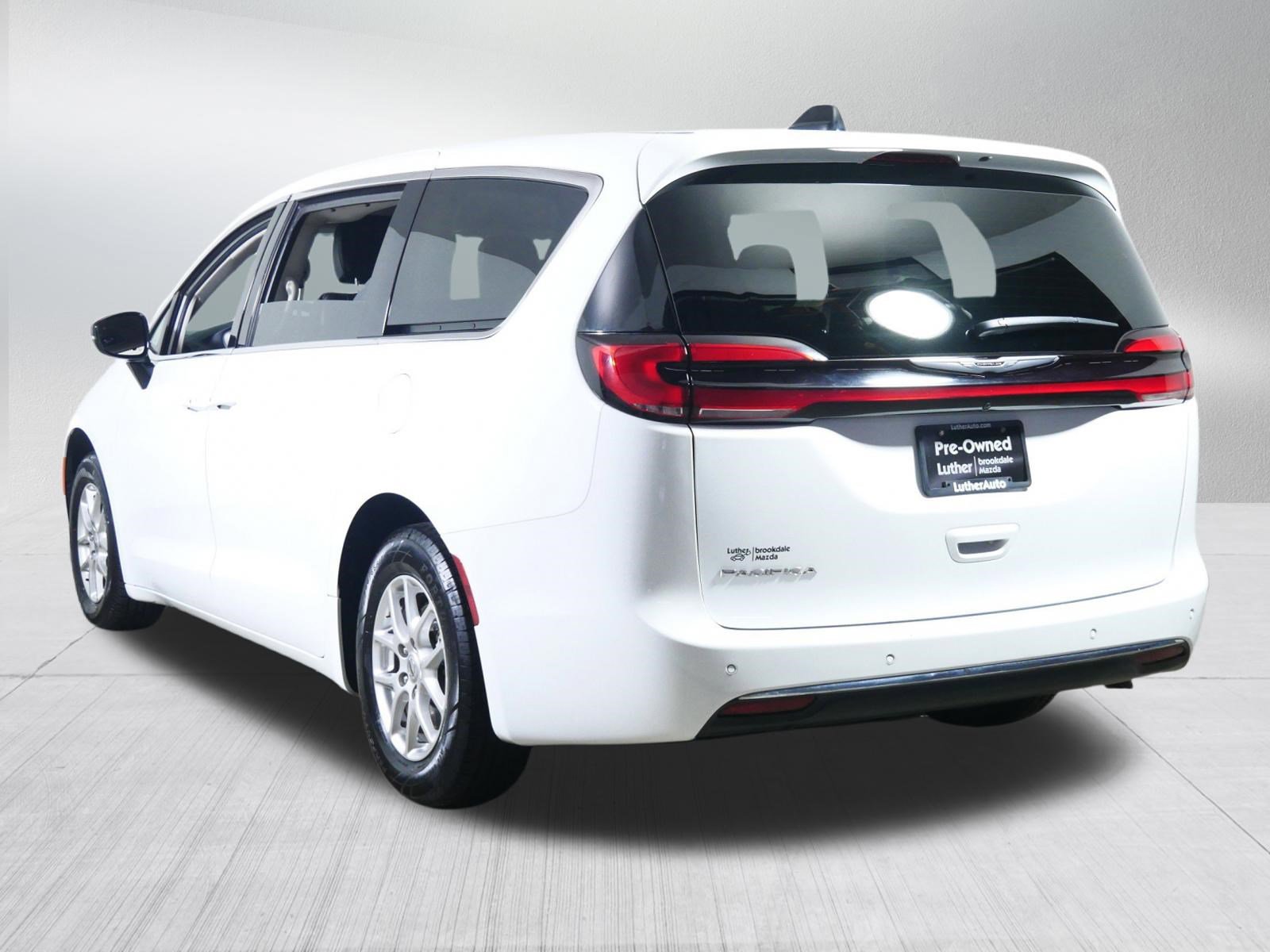 Used 2024 Chrysler Pacifica Touring-L image 5