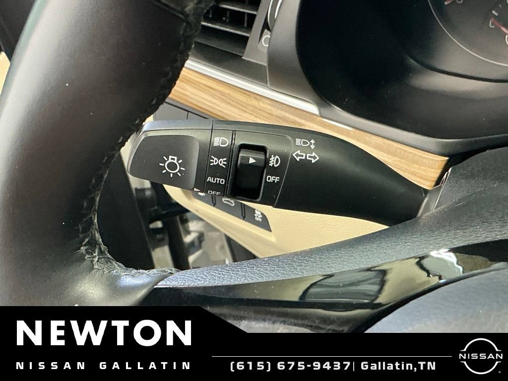 Used 2018 Kia Cadenza Premium w/ Luxury Package FWD image 32