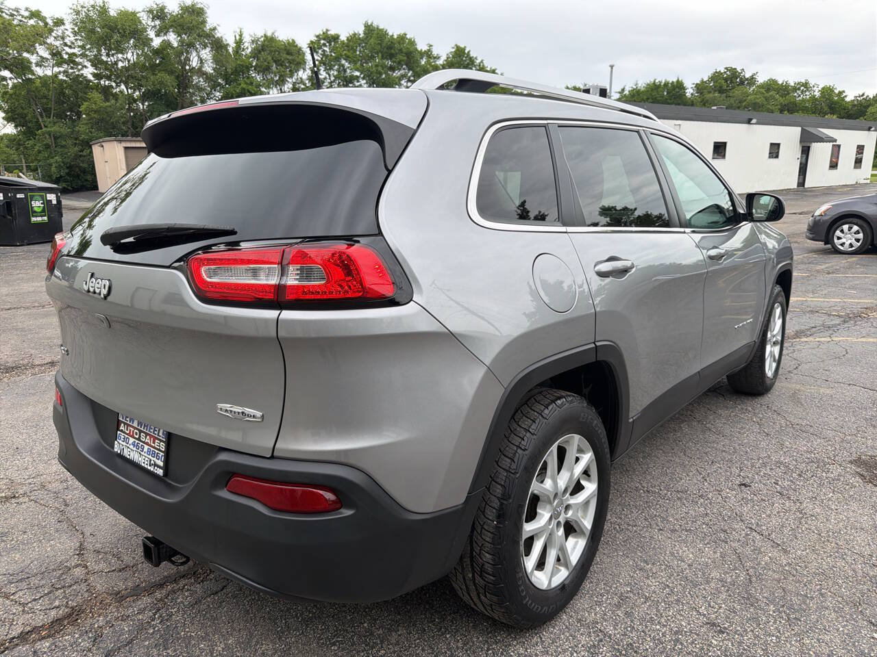 Used 2015 Jeep Cherokee Latitude w/ Cold Weather Group AWD/4WD image 6