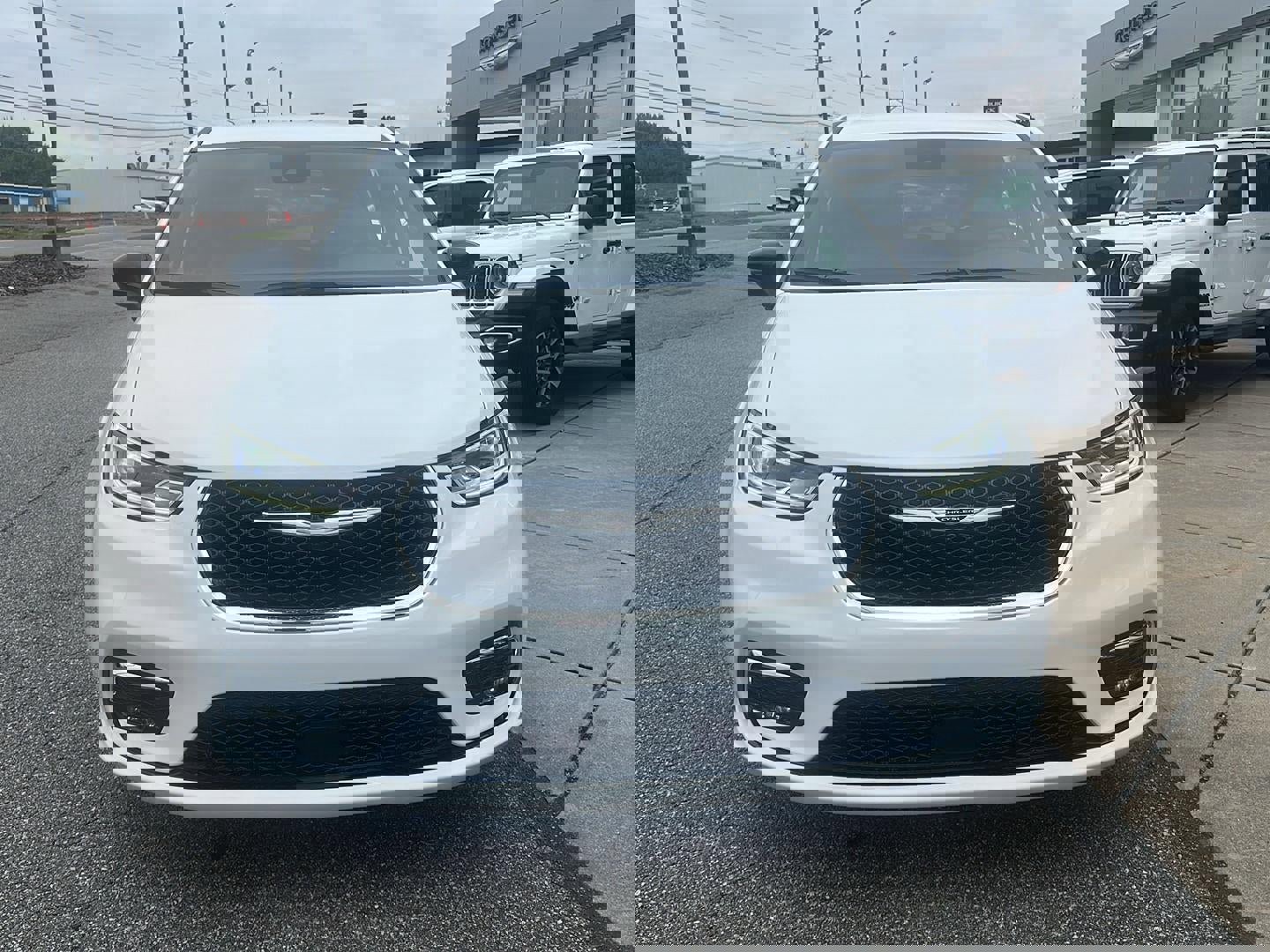 New 2026 Chrysler Pacifica Select image 2