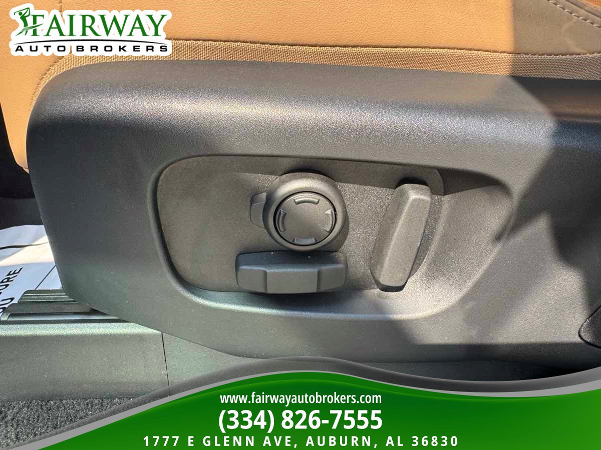 Used 2025 Land Rover Discovery Dynamic SE AWD/4WD image 16