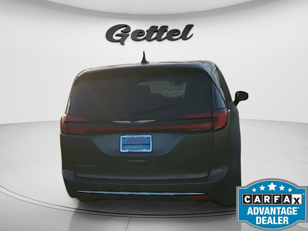 Used 2023 Chrysler Pacifica Touring-L image 7