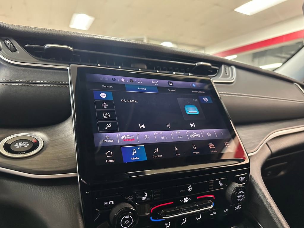 Certified 2023 Jeep Grand Cherokee Limited w/ Trailer Tow Prep Group (B) image 23