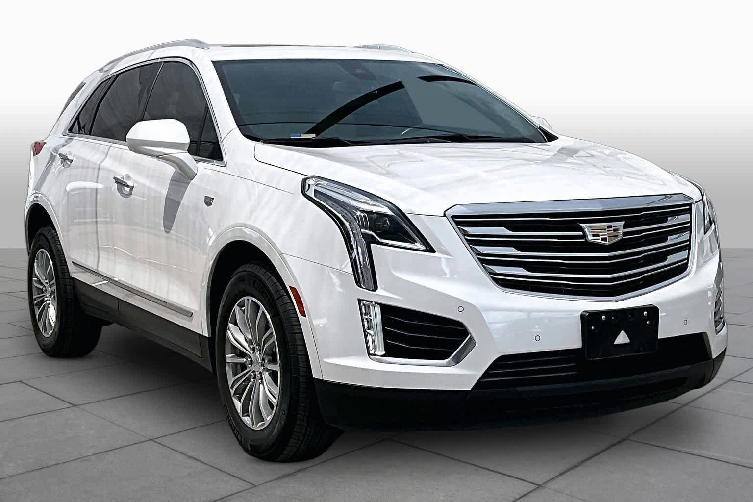 Used 2018 Cadillac XT5 Luxury w/ Driver Awareness Package FWD image 3