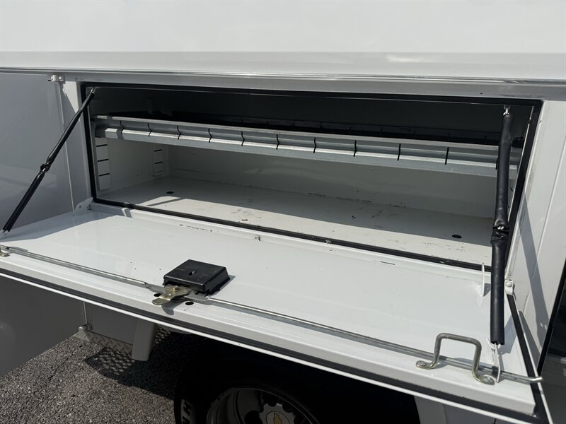 Used 2018 Chevrolet Express 3500 w/ Power Convenience Package RWD image 4