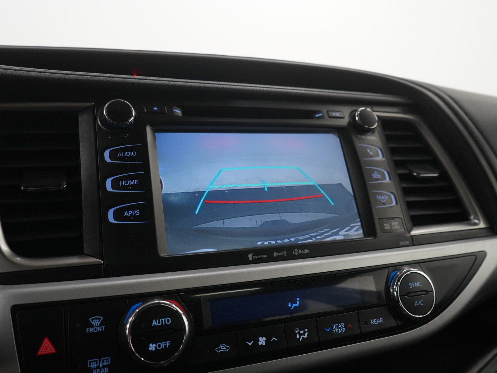 Used 2019 Toyota Highlander XLE AWD/4WD image 27