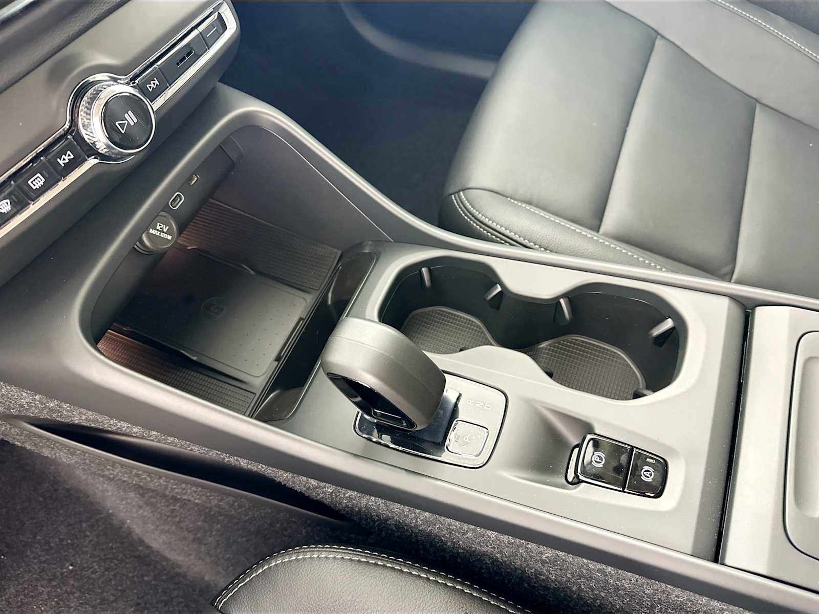 Used 2025 Volvo XC40 B5 Core w/ Protection Package Premier image 15