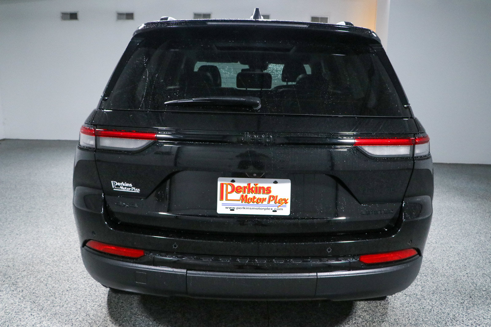 Used 2023 Jeep Grand Cherokee Limited w/ Black Appearance Package AWD/4WD image 8