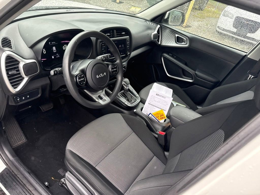 Used 2023 Kia Soul LX w/ LX Technology Package FWD image 12