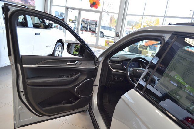 New 2025 Jeep Grand Cherokee Limited w/ Black Appearance Package image 12