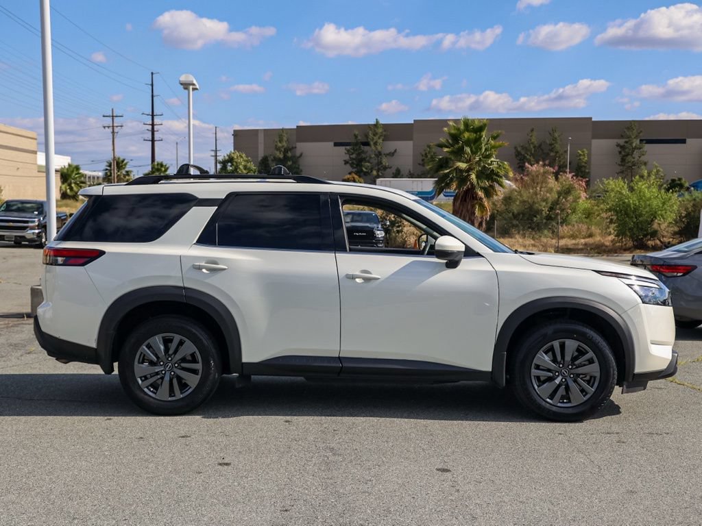Used 2024 Nissan Pathfinder SV FWD image 3