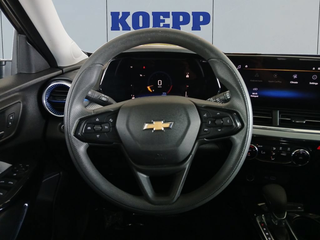 Used 2025 Chevrolet Trax LT FWD image 13