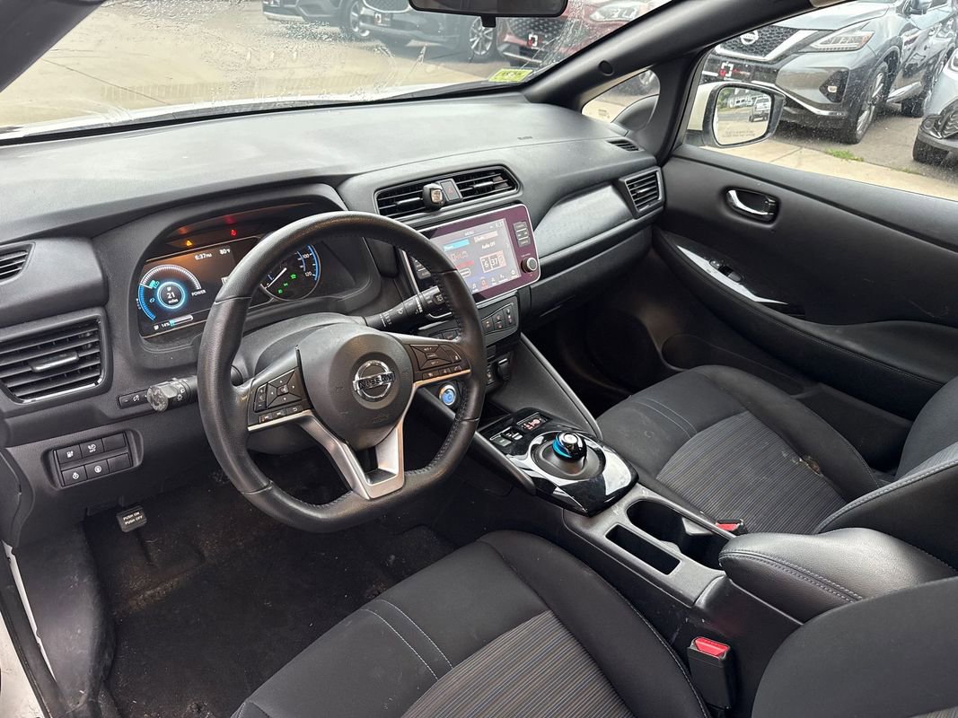 Used 2022 Nissan Leaf SV image 2