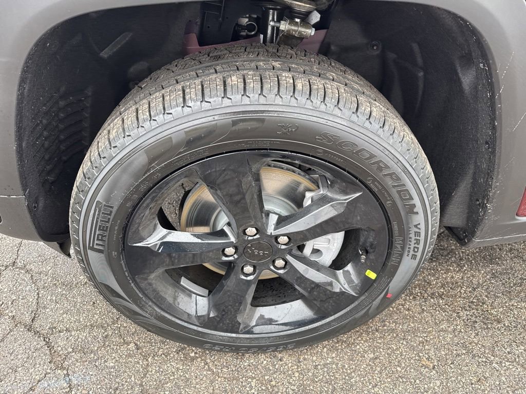 New 2025 Jeep Grand Cherokee L Limited w/ Black Appearance Package image 17
