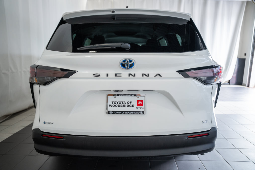 Used 2025 Toyota Sienna LE FWD image 5