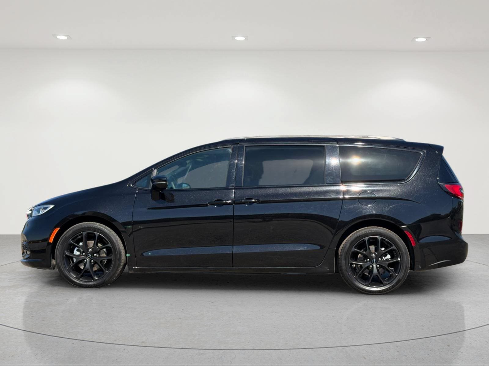 Used 2025 Chrysler Pacifica Limited FWD image 2