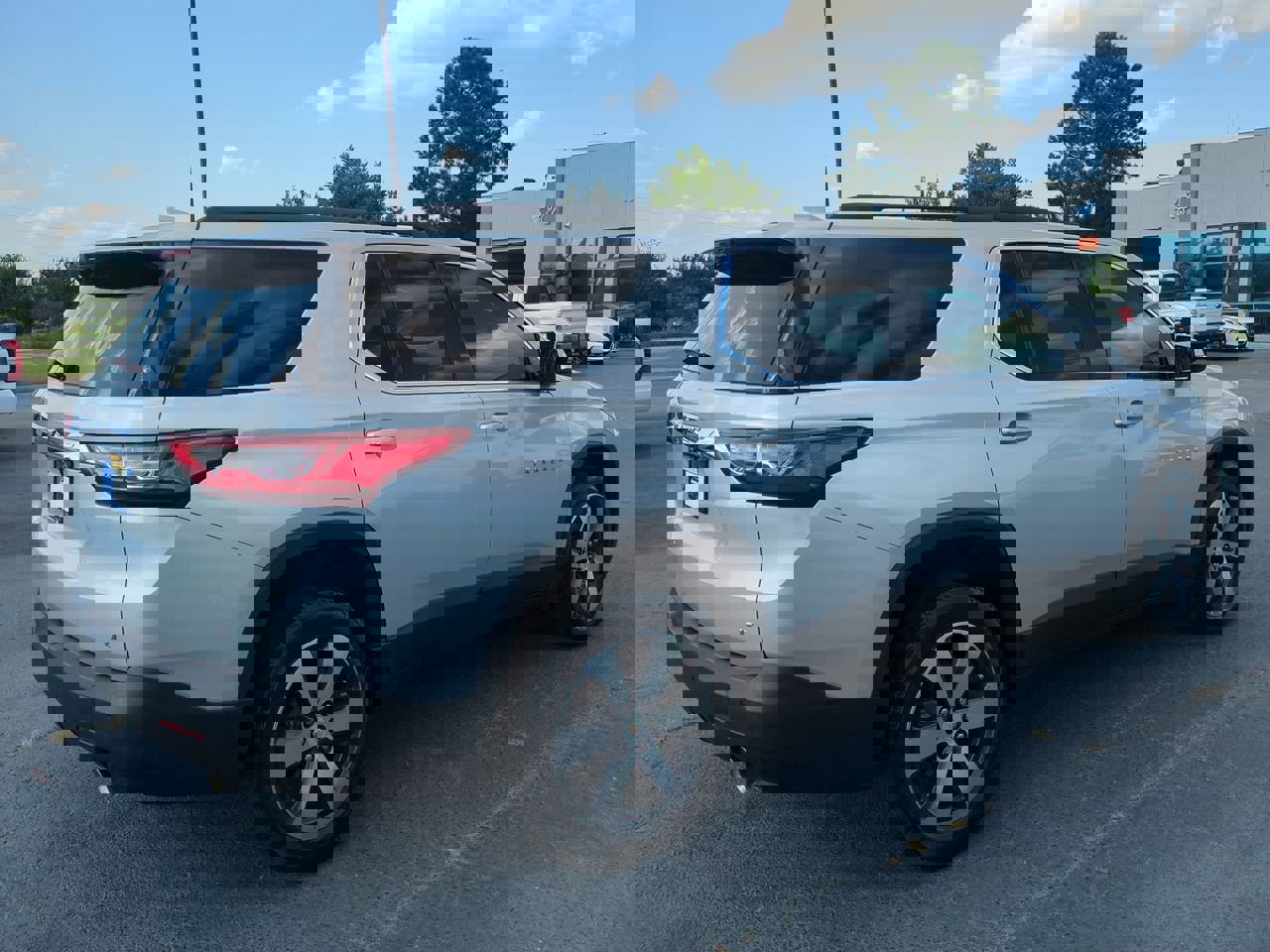 Used 2019 Chevrolet Traverse LT w/ LT Premium Package image 4