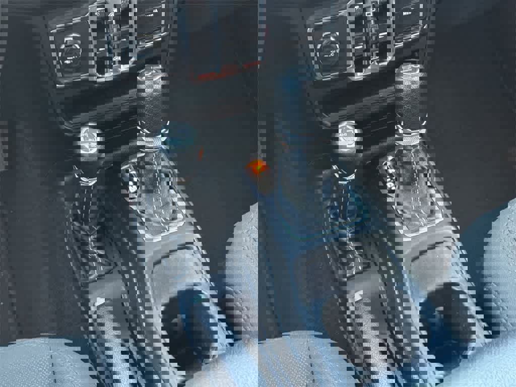 Used 2018 Jeep Wrangler Unlimited Sahara image 16