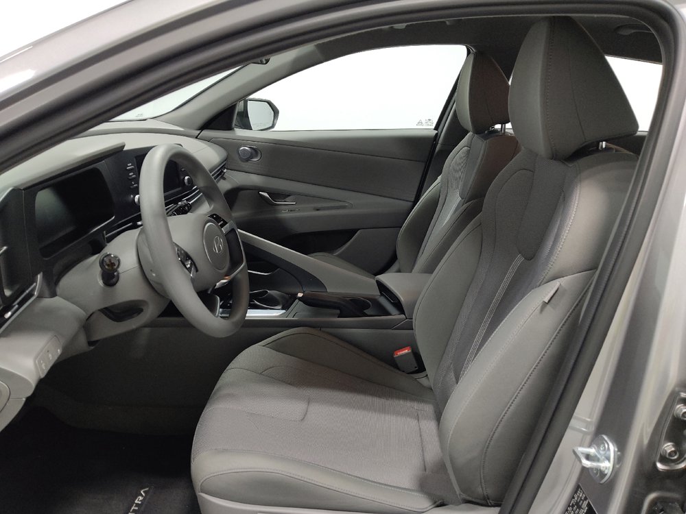 Used 2025 Hyundai Elantra SE w/ Cargo Package image 17