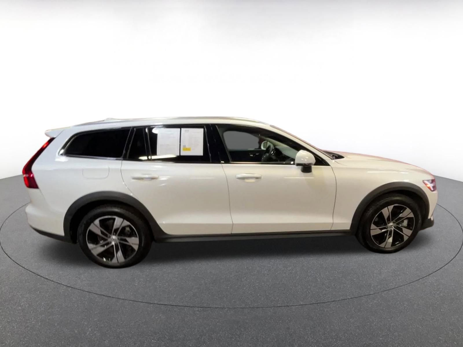Used 2025 Volvo V60 B5 Cross Country Plus image 16