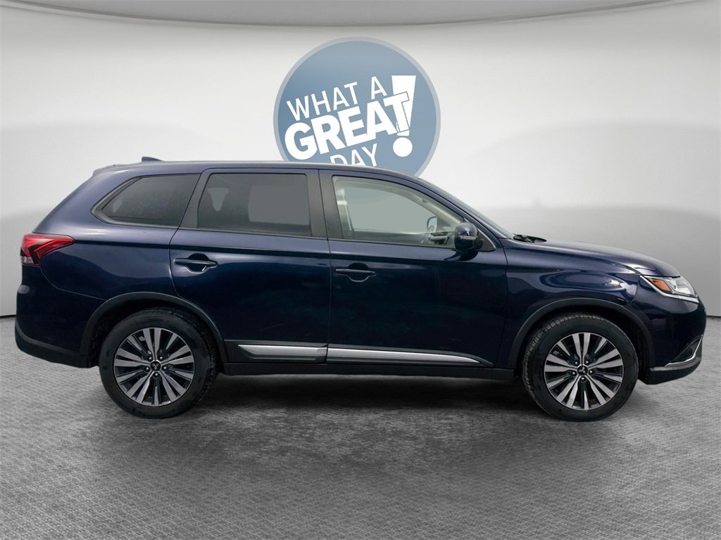 Used 2020 Mitsubishi Outlander SE image 2