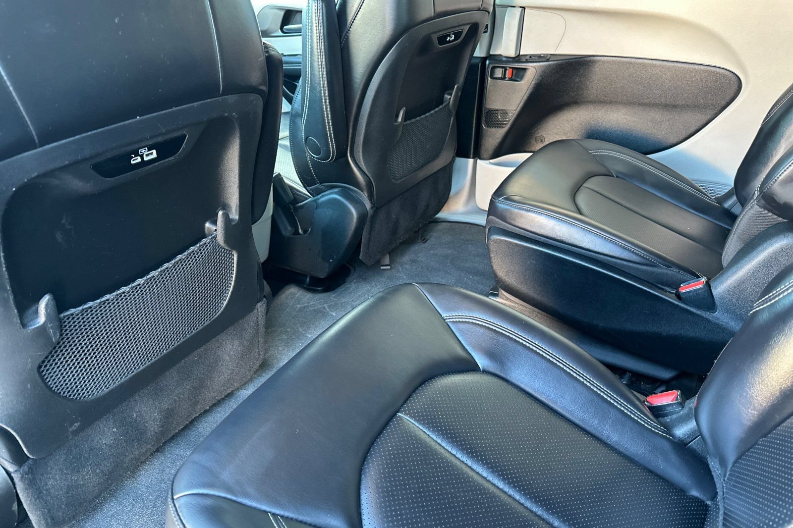 Used 2024 Chrysler Pacifica Limited FWD image 15