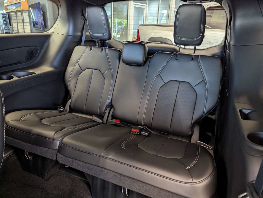 New 2027 Chrysler Pacifica Select w/ Family Tech Group FWD image 11