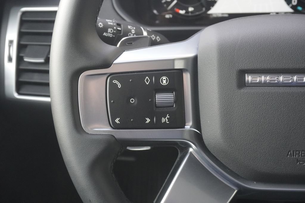 Used 2025 Land Rover Discovery S image 12