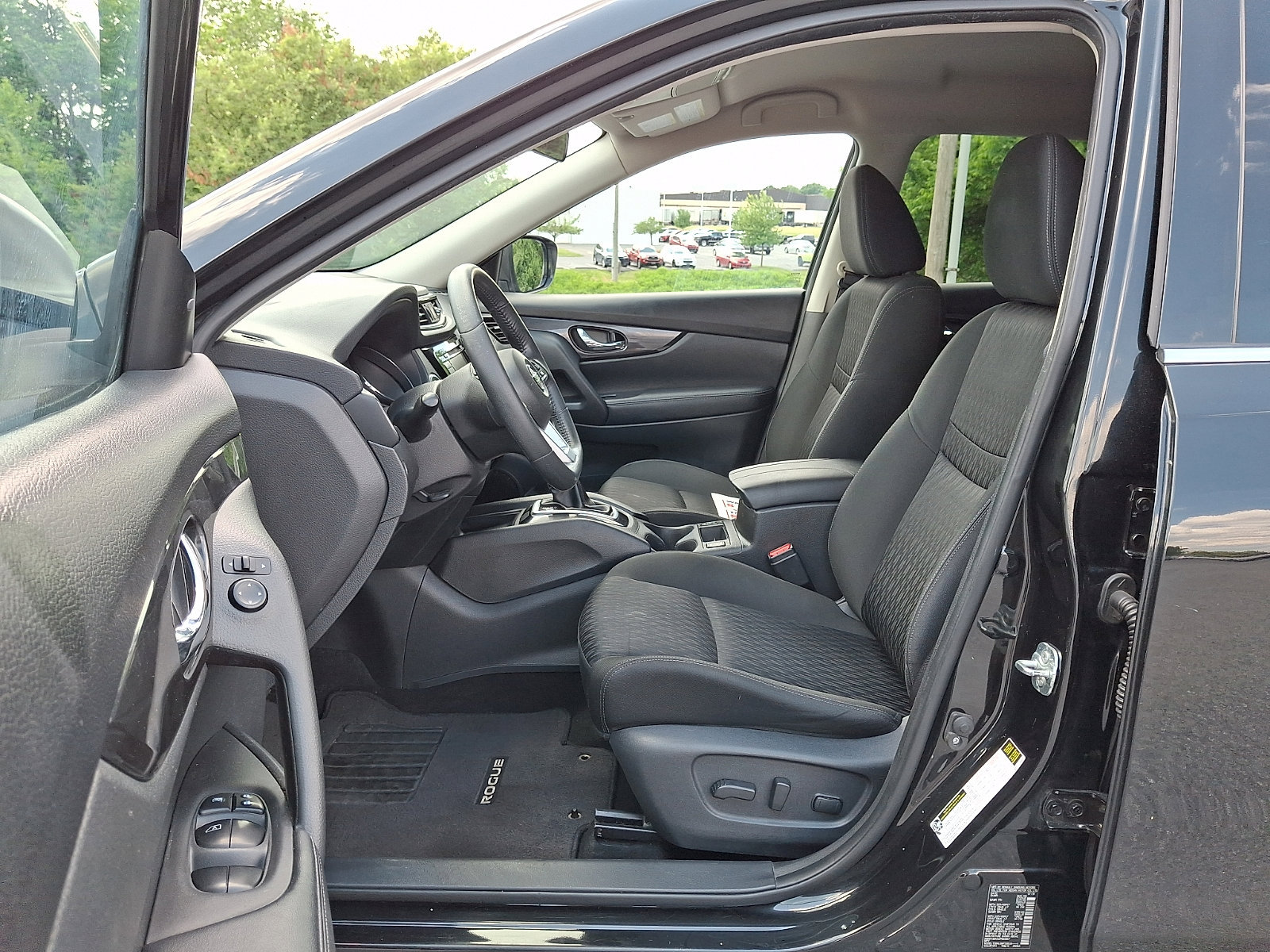 Used 2018 Nissan Rogue SV AWD/4WD image 14