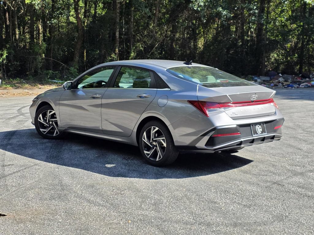 Used 2025 Hyundai Elantra SEL FWD image 4