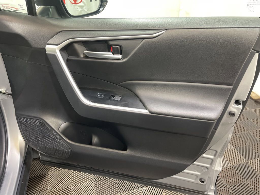 Used 2025 Toyota RAV4 XLE image 12
