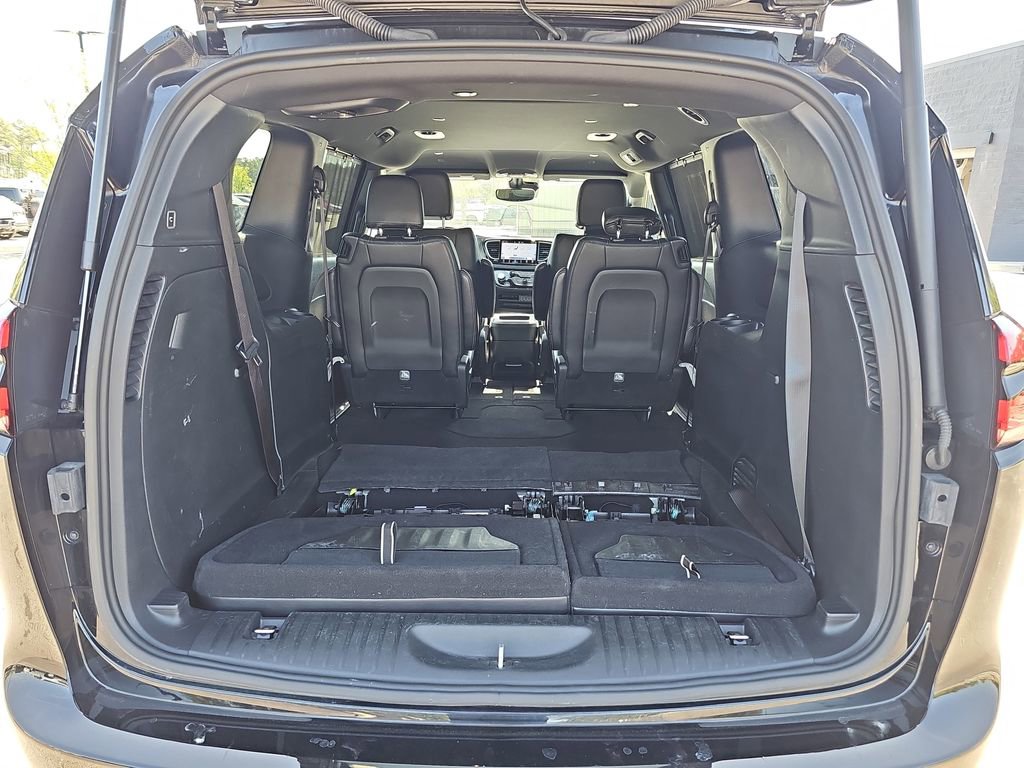Used 2025 Chrysler Pacifica Select image 17