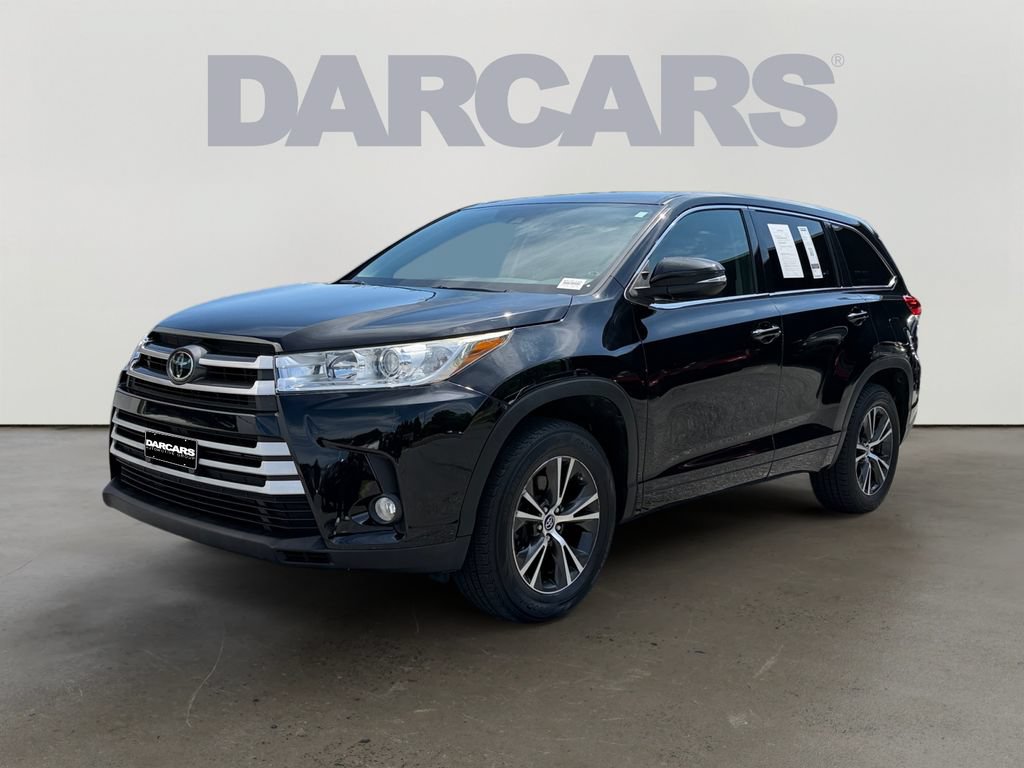 Used 2017 Toyota Highlander Plus FWD image 3