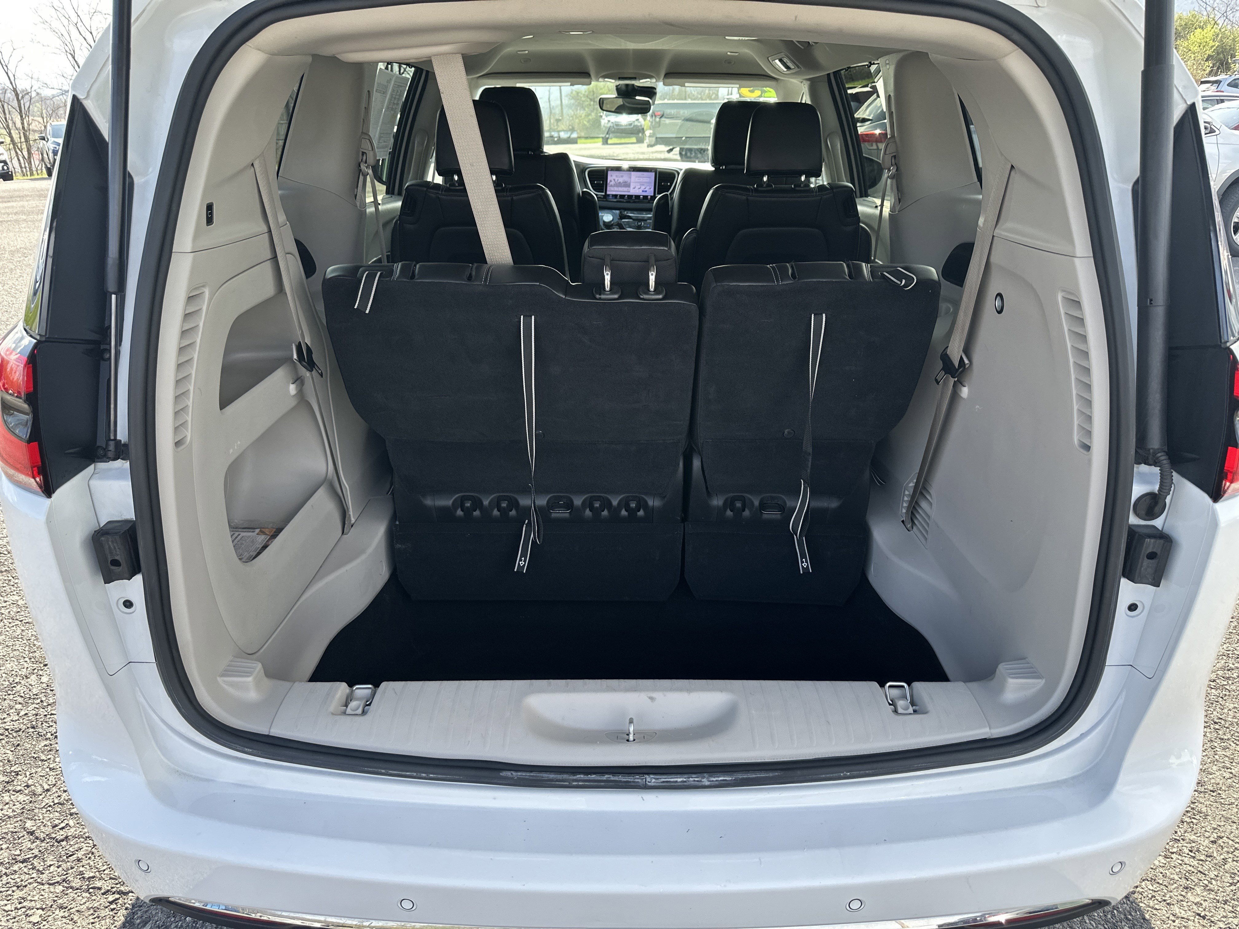 Used 2023 Chrysler Pacifica Touring-L image 5