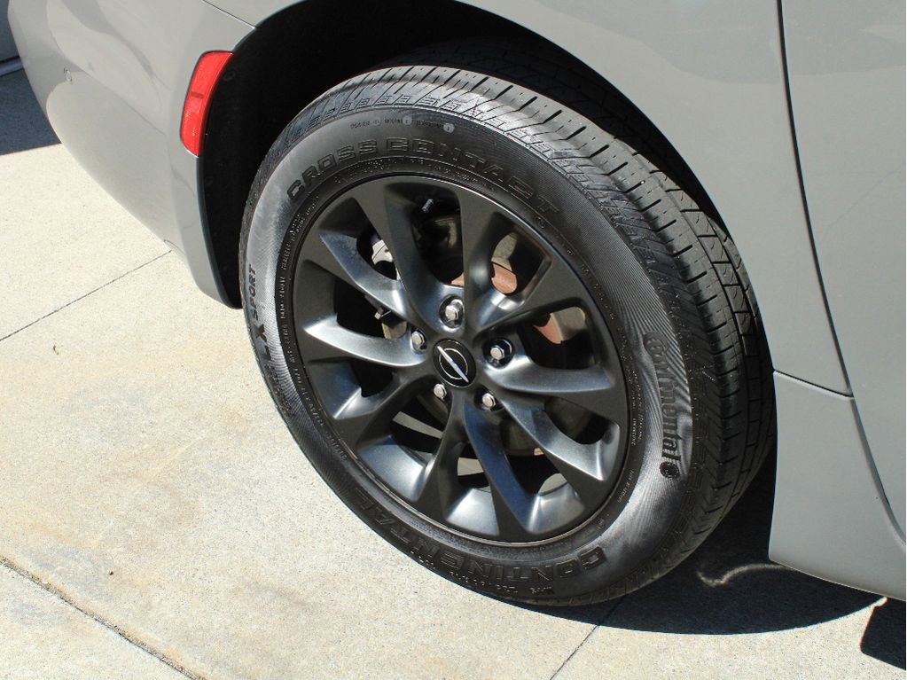 Used 2021 Chrysler Pacifica Touring-L w/ Premium & Safety Sphere Group AWD/4WD image 37