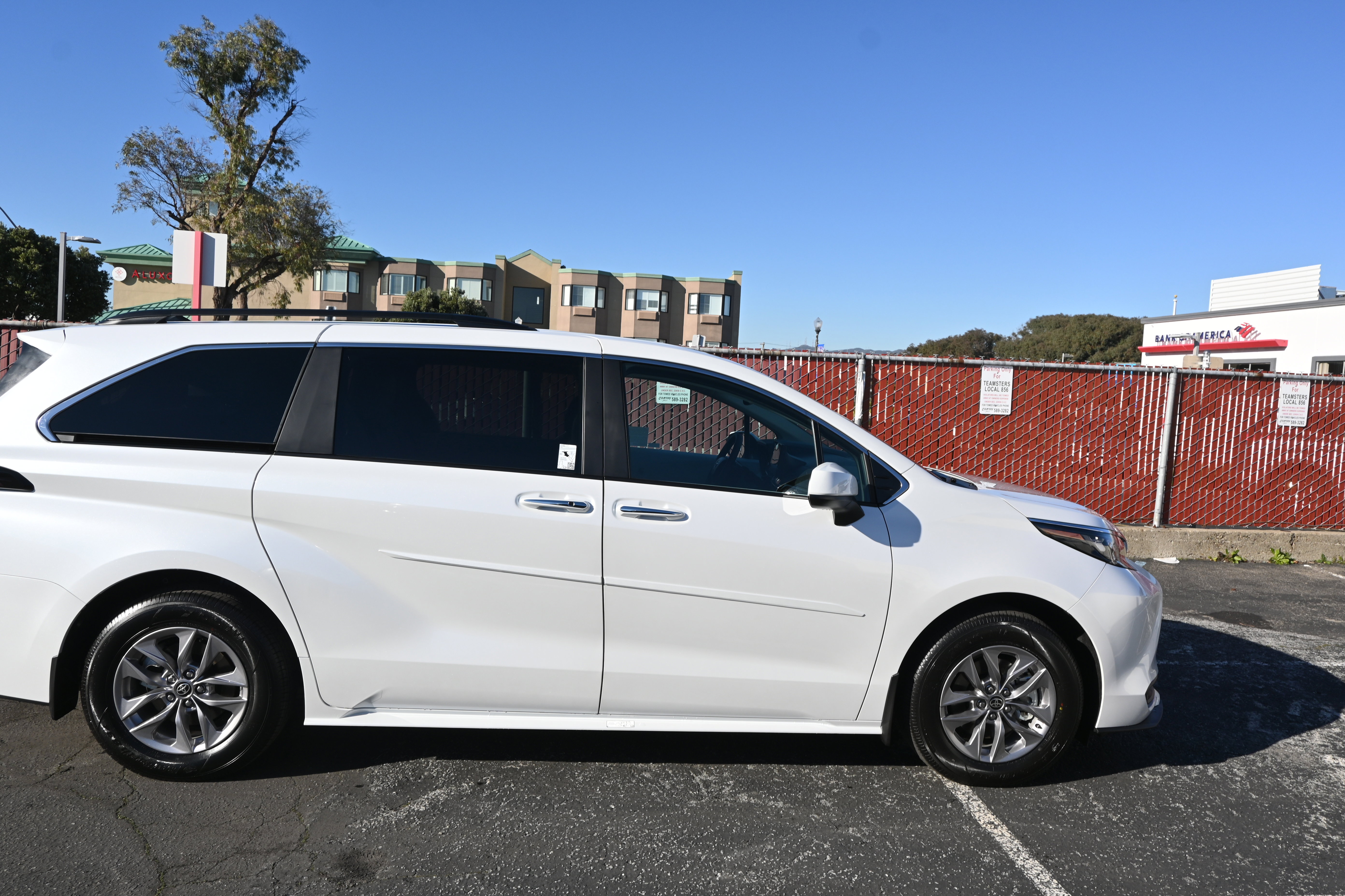 Used 2026 Toyota Sienna XLE image 11