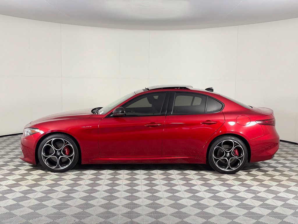Used 2023 Alfa Romeo Giulia Veloce RWD image 10