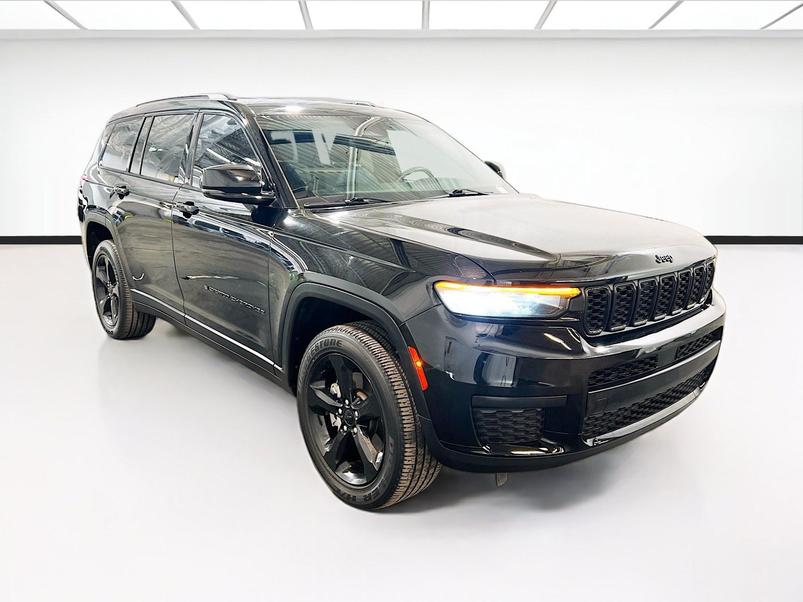 Used 2022 Jeep Grand Cherokee L Laredo RWD image 3