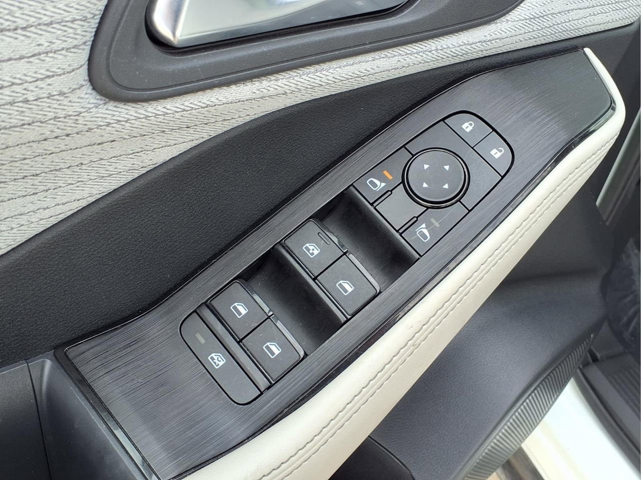 Used 2023 Nissan Rogue SV image 14