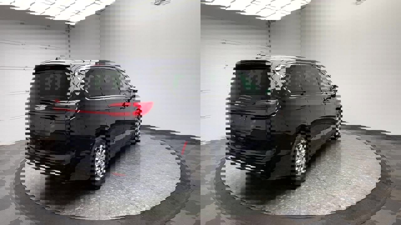 Used 2024 Chrysler Pacifica Touring-L image 38