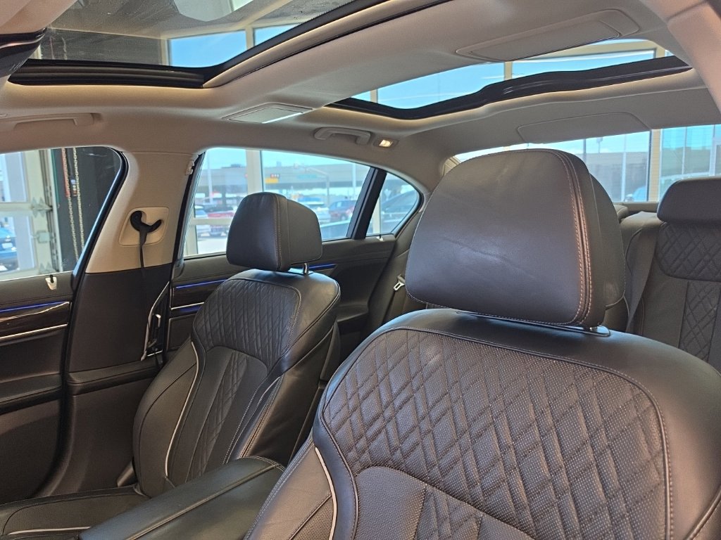 Used 2022 BMW 740i w/ Premium Package RWD image 30