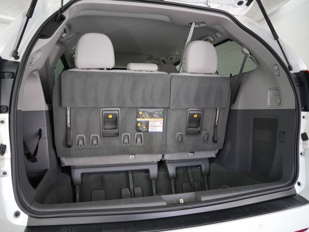 Used 2020 Toyota Sienna XLE w/ XLE Navigation Package FWD image 30