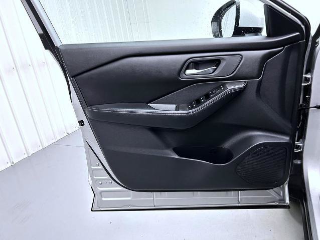Certified 2025 Nissan Rogue SV AWD/4WD image 9
