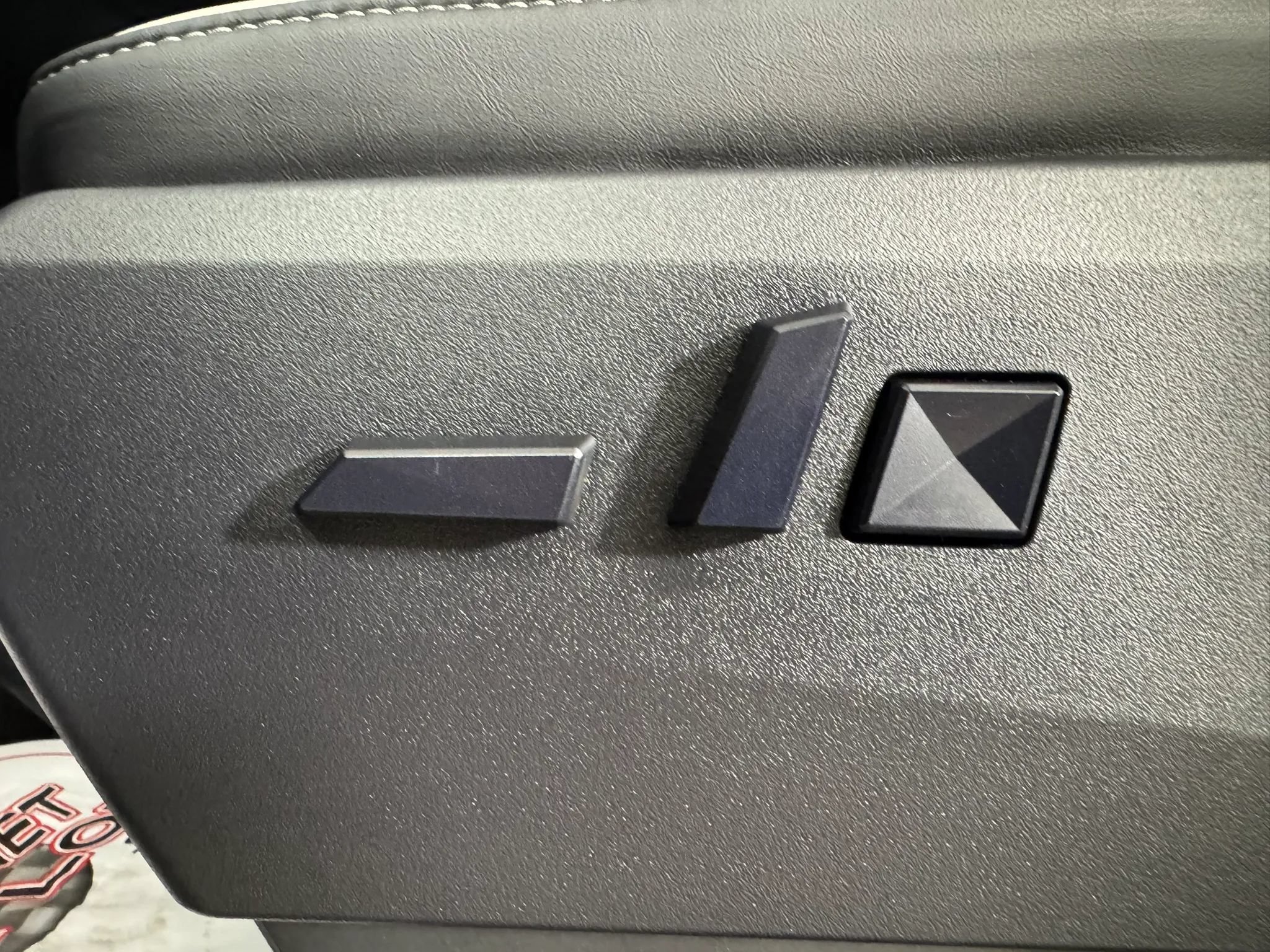 Used 2024 Tesla Cybertruck AWD Crew Cab image 31