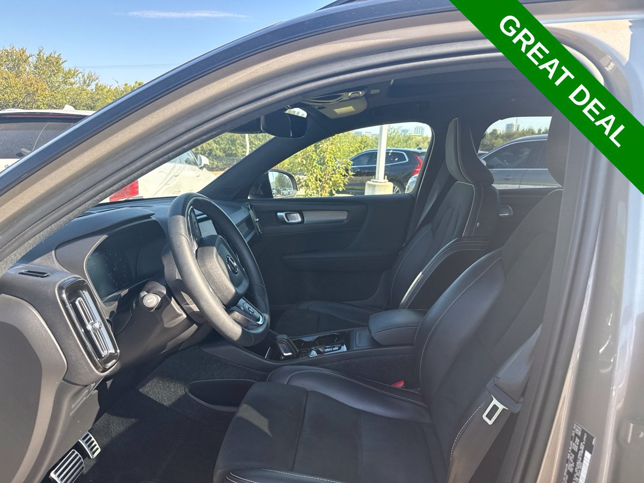 Used 2022 Volvo XC40 T4 R-Design FWD image 15