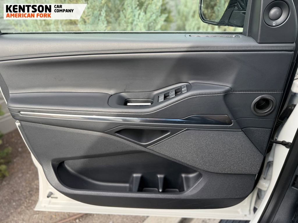 Used 2025 Lincoln Navigator Reserve image 23