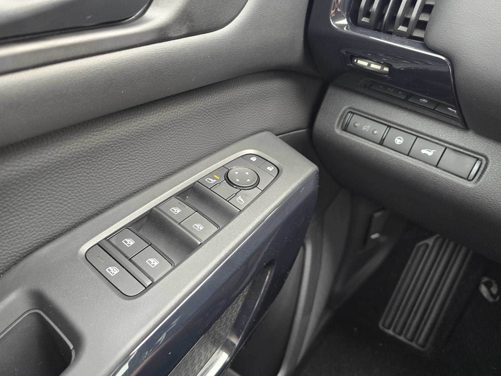 New 2026 Nissan Pathfinder SV image 22