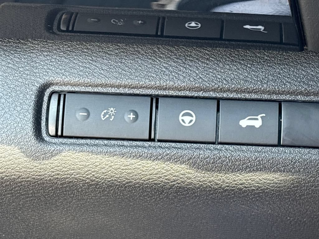 Used 2025 Nissan Pathfinder SV FWD image 9